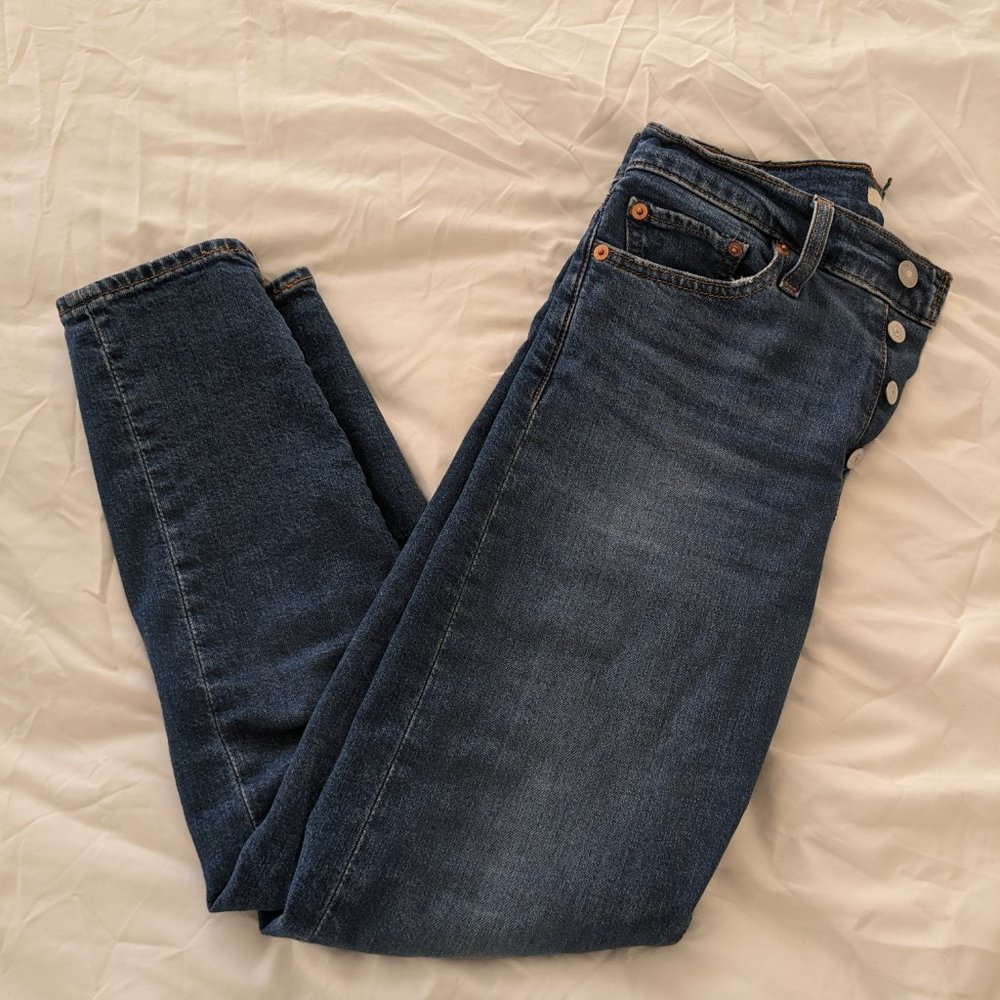Levis wedgie skinny dark wash in size 27 (4)